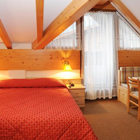 Hotel La Soldanella Моена Екстер'єр фото