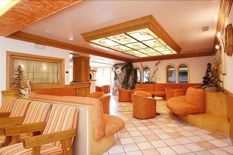 Hotel La Soldanella Моена Екстер'єр фото
