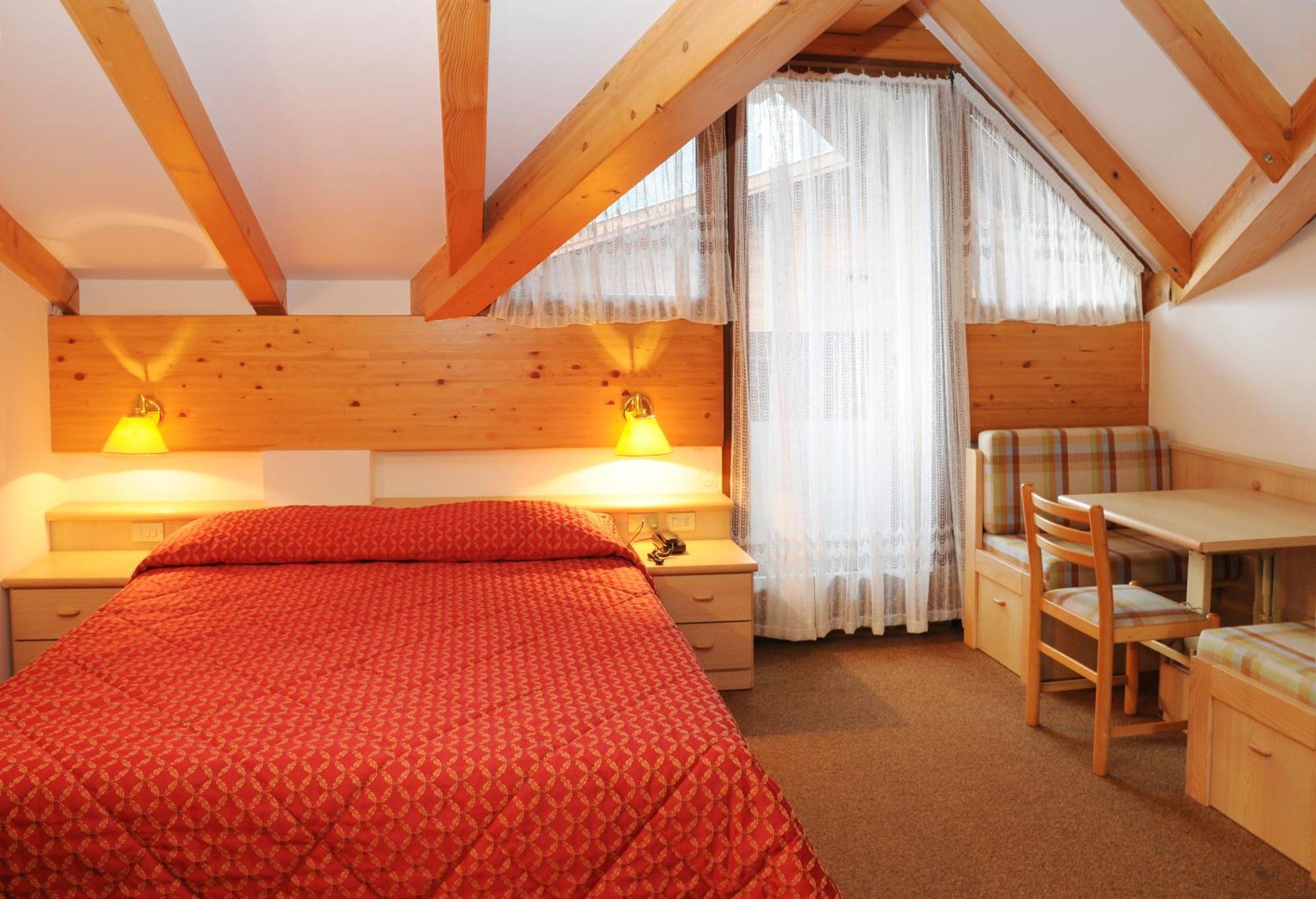 Hotel La Soldanella Моена Екстер'єр фото